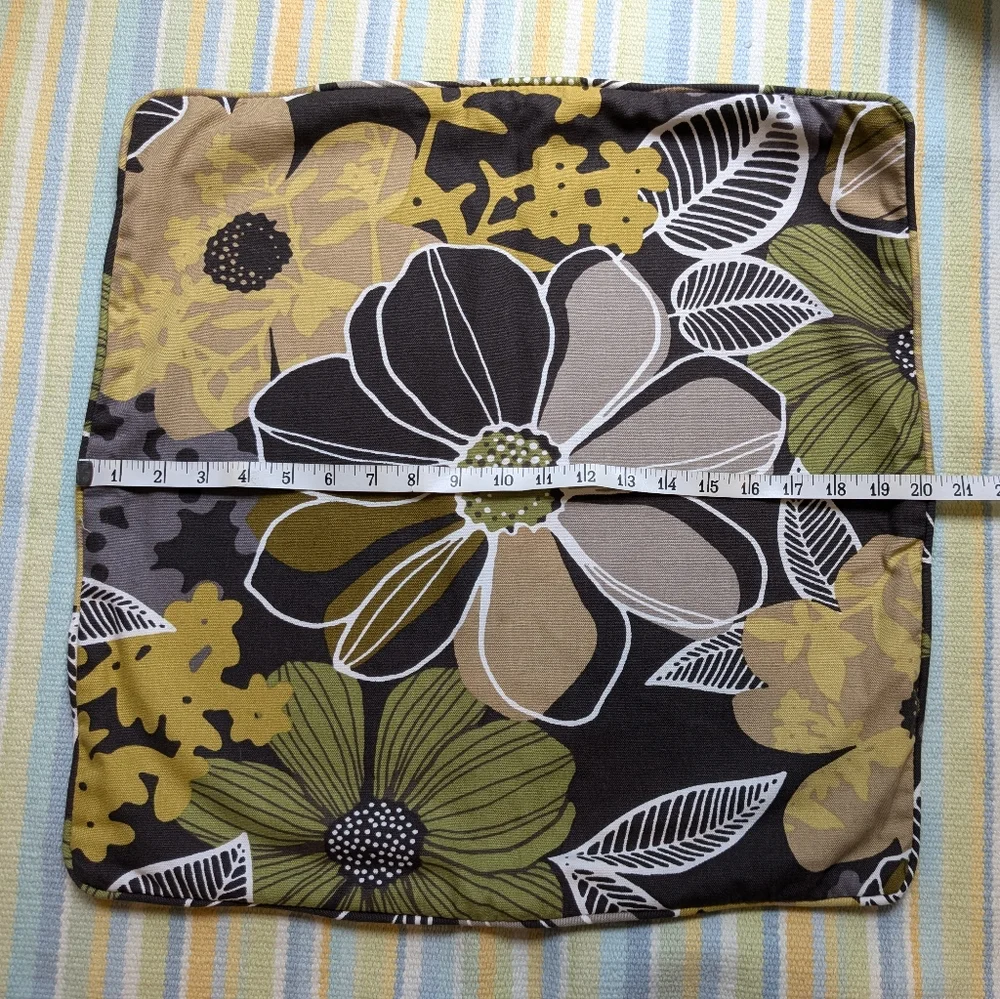 ⭐ Pair of Bassett floral pillow covers 20x20